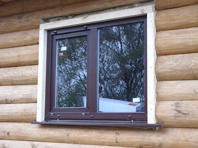 Любительское фото установленного окна в деревянном доме с использованием обсады